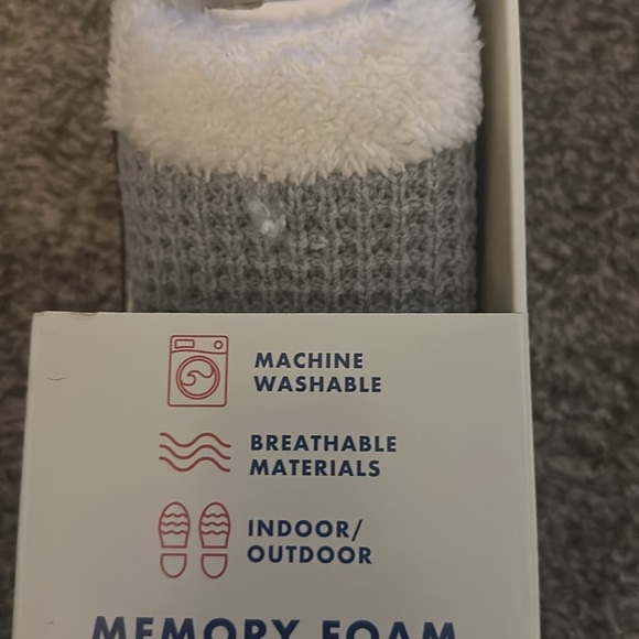 New in box Cozy Mountain women’s memory foam slippers sz 9-10 - Picture 2 of 4